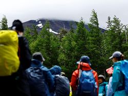 Hindari Keramaian, Ribuan Pendaki Naik Gunung Fuji di Luar Musim Resmi
