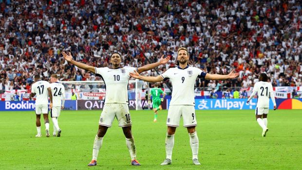 Inggris vs Slovakia Soccer Football - Euro 2024 - Round of 16 - England v Slovakia - Arena AufSchalke, Gelsenkirchen, Germany - June 30, 2024 England's Jude Bellingham celebrates scoring their first goal with Harry Kane REUTERS/Bernadett Szabo