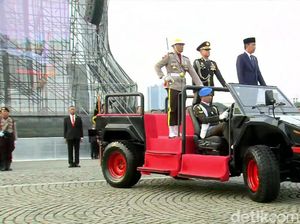 Naik Jip Bikinan Pindad, Jokowi Cek Pasukan Upacara HUT Bhayangkara