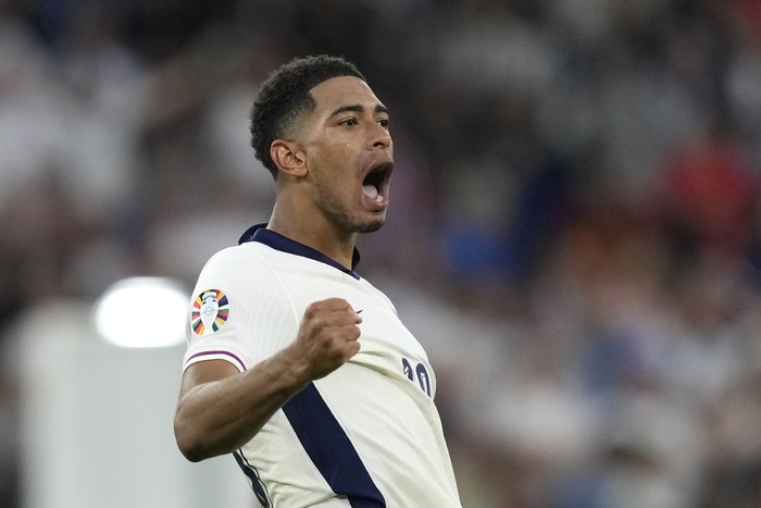 Englands Jude Bellingham celebrates at the end of the round of sixteen match between England and Slovakia at the Euro 2024 soccer tournament in Gelsenkirchen, Germany, Sunday, June 30, 2024. (AP Photo/Antonio Calanni)