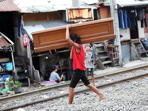 Video: Viral Rel Kereta di Jatinegara Hendak Dicuri, KAI Buka Suara