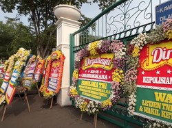 Karangan Bunga Ucapan HUT ke-78 Bhayangkara Banjiri Pintu Monas