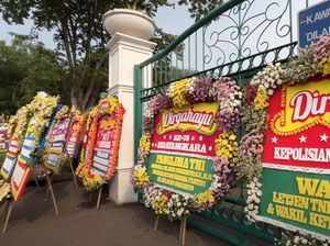 Karangan Bunga Ucapan HUT ke-78 Bhayangkara Banjiri Pintu Monas Karangan Bunga Ucapan HUT ke-78 Bhayangkara Banjiri Pintu Monas
