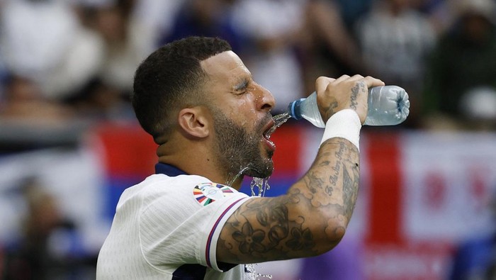 Soccer Football - Euro 2024 - Round of 16 - England v Slovakia - Arena AufSchalke, Gelsenkirchen, Germany - June 30, 2024 Englands Kyle Walker before the match REUTERS/John Sibley