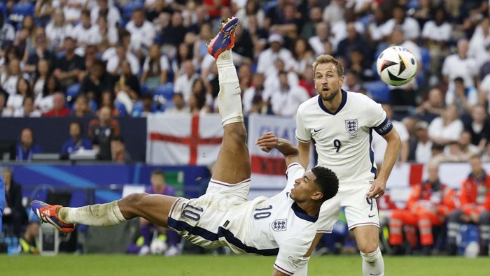 Lihat Lagi Gol Salto Bellingham yang Bantu Inggris ke Perempatfinal Soccer Football - Euro 2024 - Round of 16 - England v Slovakia - Arena AufSchalke, Gelsenkirchen, Germany - June 30, 2024
England's Jude Bellingham celebrates after Harry Kane scores their second goal REUTERS/Lee Smith