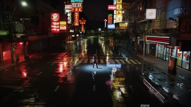 Lisa BLACKPINK sewa jalanan Thailand di dalam MV Rockstar (Foto: YouTube LLOUD Official)