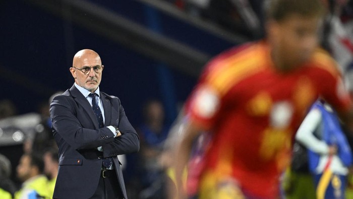 Soccer Football - Euro 2024 - Round of 16 - Spain v Georgia - Cologne Stadium, Cologne, Germany - June 30, 2024 Spain coach Luis de la Fuente looks on REUTERS/Fabian Bimmer