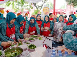 MABAR Berkah, Royco Gaet 750 Ibu Bagikan 1.500 Porsi Bakso ke Masyarakat