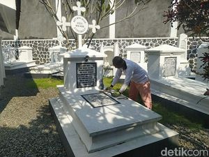 Merawat Pusara Johannes Van der Steur, Bapak Ribuan Anak Telantar di Magelang Merawat Pusara Johannes Van der Steur, Bapak Ribuan Anak Telantar di Magelang