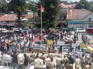 Massa Demo Minta Pj Bupati Taput Diganti gegara Dinilai Tak Netral Massa Demo Minta Pj Bupati Taput Diganti gegara Dinilai Tak Netral