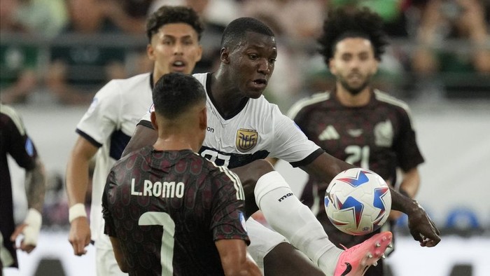 Ecuadors Moises Caicedo, back, and Mexicos Luis Romo vie for the ball during a Copa America Group B soccer match in Glendale, Ariz., Sunday, June 30, 2024. (AP Photo/Matt York)
