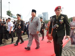 Momen Prabowo Hadiri HUT Bhayangkara Ke-78 Usai Operasi Cedera Kaki