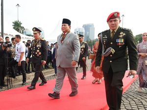 Momen Prabowo Hadiri HUT Bhayangkara Ke-78 Usai Operasi Cedera Kaki Momen Prabowo Hadiri HUT Bhayangkara Ke-78 Usai Operasi Cedera Kaki
