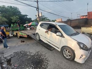Hendak Dibawa ke RSJ, ODGJ Rebut Mobil dan Tabrak Mobil Lain di Pekanbaru Hendak Dibawa ke RSJ, ODGJ Rebut Mobil dan Tabrak Mobil Lain di Pekanbaru