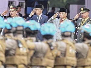 Momen Jokowi-Prabowo Saksikan Defile HUT Ke-78 Bhayangkara Momen Jokowi-Prabowo Saksikan Defile HUT Ke-78 Bhayangkara