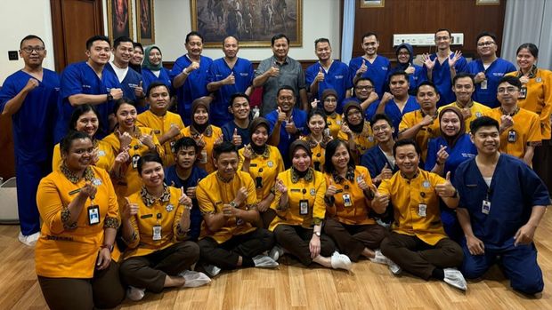 Momen Prabowo bersama tenaga medis. (Dok. intagram Prabowo)