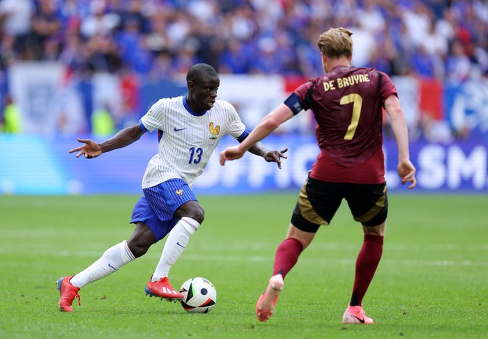 DUSSELDORF, GERMANY - JULY 01: NGolo Kante of France runs with the ball whilst under pressure from Kevin De Bruyne of Belgium during the UEFA EURO 2024 round of 16 match between France and Belgium at Düsseldorf Arena on July 01, 2024 in Dusseldorf, Germany. (Photo by Alex Livesey/Getty Images)