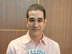 Okan Kornelius Pakai Kemeja Pink dan Dapat Kejutan dari Pacar di Ultah ke-45