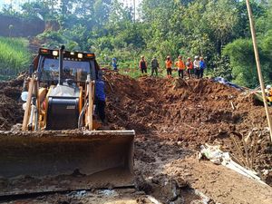 Pencarian Korban Longsor di Blitar Libatkan 150 Personel-2 Alat Berat