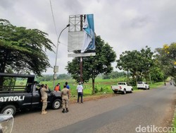 Gambar Bacabup Diturunkan Paksa Usai Nebeng di Reklame Pemda Kuningan