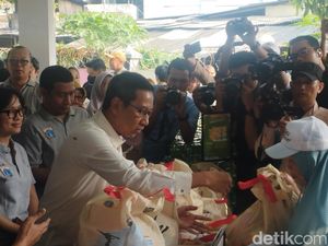 Heru Budi Tinjau Pembagian 1.500 Sembako Murah di Johar Baru Jakpus