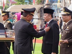Pj Gubsu Terima Penghargaan Pin Emas, Pedang, dan Piagam dari Kapolri