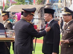 Pj Gubsu Terima Penghargaan Pin Emas, Pedang, dan Piagam dari Kapolri Pj Gubsu Terima Penghargaan Pin Emas, Pedang, dan Piagam dari Kapolri
