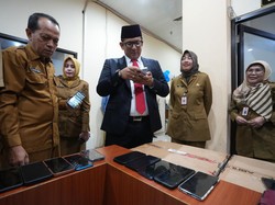 Pj Wali Kota Mojokerto Cek Ponsel ASN Antisipasi Judi Online, Ini Hasilnya