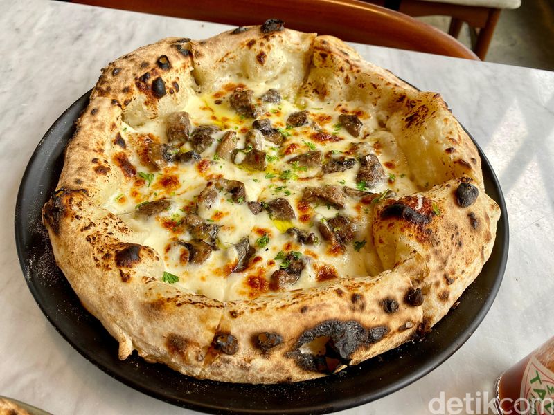  Yummy! Pizza Topping Honey Butter di Tempat Hangout Anak Jaksel