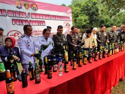 Polda Banten-Forkompinda Musnahkan Miras di Momen HUT Bhayangkara