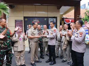 HUT Bhayangkara Ke-78, Polsek Mampang Dapat Kejutan dari Camat dan Danramil