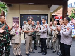 HUT Bhayangkara Ke-78, Polsek Mampang Dapat Kejutan dari Camat dan Danramil