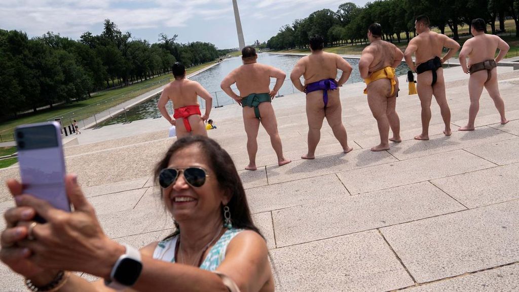 Potret Para Sumo Keliling Washington Mencuri Perhatian Warga Potret Para Sumo Keliling Washington Mencuri Perhatian Warga