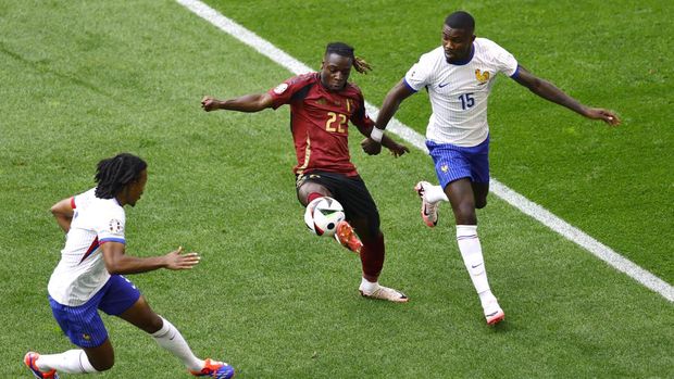 Soccer Football - Euro 2024 - Round of 16 - France v Belgium - Dusseldorf Arena, Dusseldorf, Germany - July 1, 2024 Belgium's Jeremy Doku in action with France's Marcus Thuram REUTERS/Leon Kuegeler