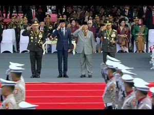 Jokowi Ajak Prabowo Saksikan Defile HUT Ke-78 Bhayangkara Jokowi Ajak Prabowo Saksikan Defile HUT Ke-78 Bhayangkara