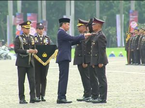 Jokowi Sematkan Penghargaan Bintang Bhayangkara Nararya ke 3 Anggota Polri Jokowi Sematkan Penghargaan Bintang Bhayangkara Nararya ke 3 Anggota Polri
