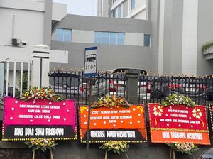 Karangan Bunga Dukungan Warga untuk Prabowo Pasca-operasi Berjejer di RSPPN Karangan Bunga Dukungan Warga untuk Prabowo Pasca-operasi Berjejer di RSPPN