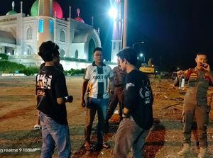 Satpol PP Padang Amankan 12 Remaja-2 Botol Miras di Sekitar Masjid Al Hakim
