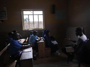 Semangat Belajar Siswa Nigeria Meski Tak Ada Akses Listrik Semangat Belajar Siswa Nigeria Meski Tak Ada Akses Listrik