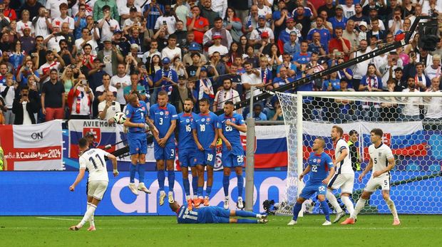 Soccer Football - Euro 2024 - Round of 16 - England v Slovakia - Arena AufSchalke, Gelsenkirchen, Germany - June 30, 2024 England's Phil Foden shoots at goal from a free kick REUTERS/Kai Pfaffenbach