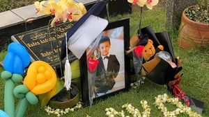 Momen Haru Tamara Tyasmara Hadiri Acara Kelulusan Almarhum Dante