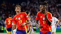 Nico Williams menari bersama Lamine Yamal merayakan golnya.  