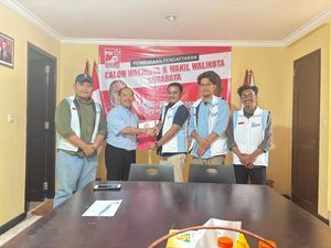 Wakili Hendy Setiono, Relawan Ambil Formulir Bacawali di PSI Surabaya Wakili Hendy Setiono, Relawan Ambil Formulir Bacawali di PSI Surabaya