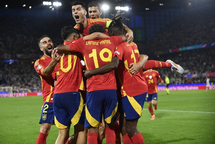 Timnas Spanyol Soccer Football - Euro 2024 - Round of 16 - Spain v Georgia - Cologne Stadium, Cologne, Germany - June 30, 2024 Spain's Fabian Ruiz celebrates scoring their second goal with Alvaro Morata and teammates REUTERS/Fabian Bimmer