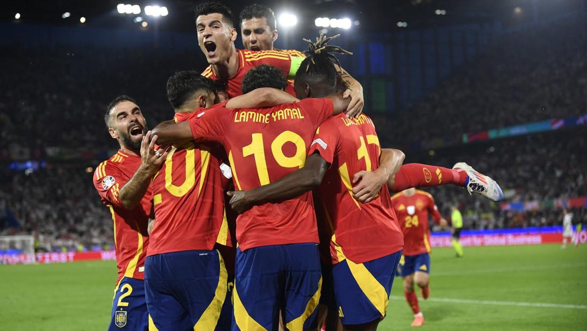 Timnas Spanyol akhirnya menang di waktu normal fase gugur turnamen besar (REUTERS/Fabian Bimmer)