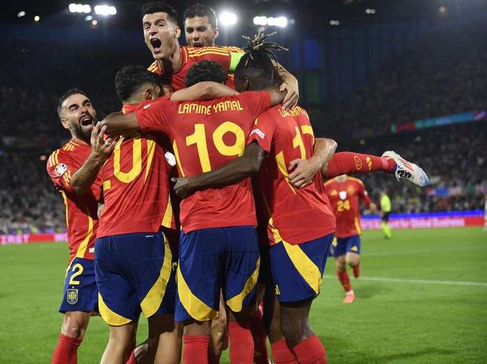Soccer Football - Euro 2024 - Round of 16 - Spain v Georgia - Cologne Stadium, Cologne, Germany - June 30, 2024 Spain's Fabian Ruiz celebrates scoring their second goal with Alvaro Morata and teammates REUTERS/Fabian Bimmer
