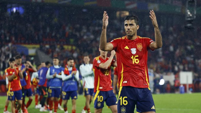 Soccer Football - Euro 2024 - Round of 16 - Spain v Georgia - Cologne Stadium, Cologne, Germany - June 30, 2024 Spains Rodri celebrates after the match REUTERS/Wolfgang Rattay