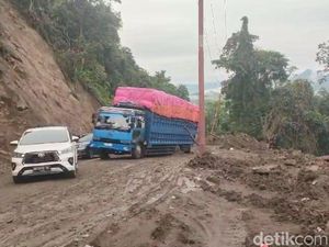 Jalan Poros Maros-Bone di Tompo Ladang Macet 4 Km gegara Truk Mogok Jalan Poros Maros-Bone di Tompo Ladang Macet 4 Km gegara Truk Mogok