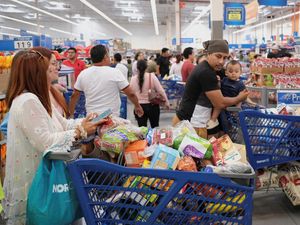 Warga Barbados Serbu Supermarket Jelang Terjangan Badai Berbahaya