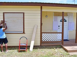 Waspada Badai, Warga Barbados Tutup Jendela Rumah dan Toko dengan Kayu